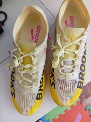 Zapatillas Brooks amarillas talla 44
