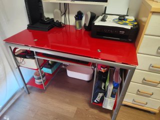 Mesa de ordenador cristal roja