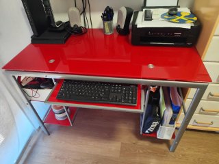 Mesa de ordenador cristal roja