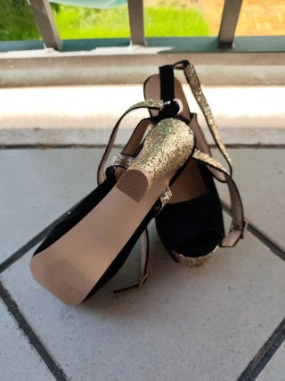 Sandalias de Tacón Negras y Doradas Talla 43