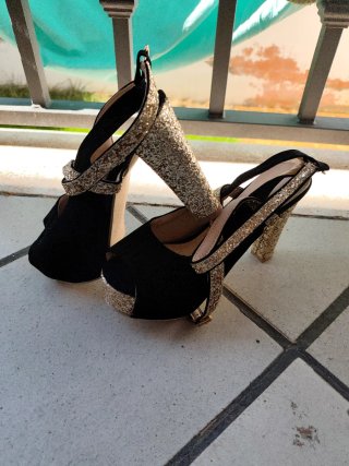 Sandalias de Tacón Negras y Doradas Talla 43