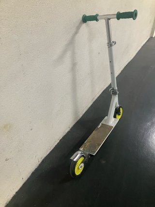 Patinete blanco y verde