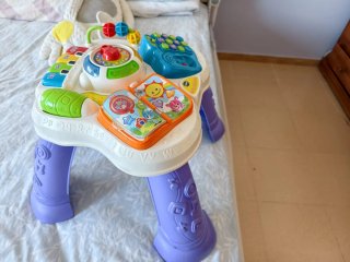 Mesa de actividades musical para bebés