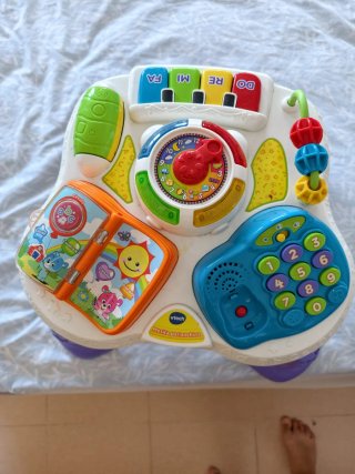 Mesa de actividades musical para bebés