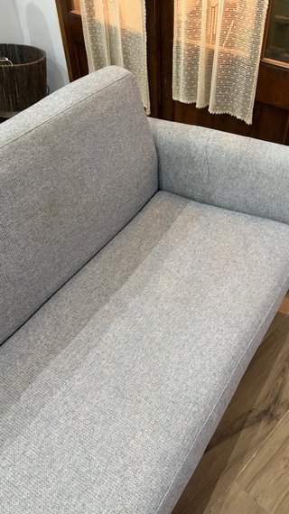 Sofá de tela gris