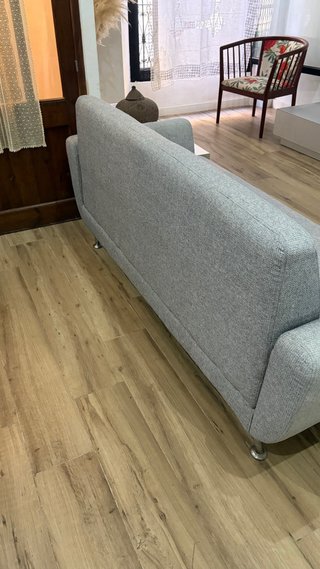 Sofá de tela gris