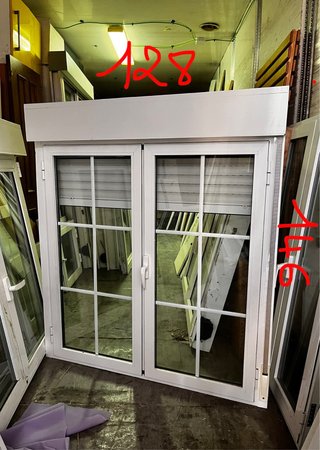 Ventana abatible aluminio con persiana