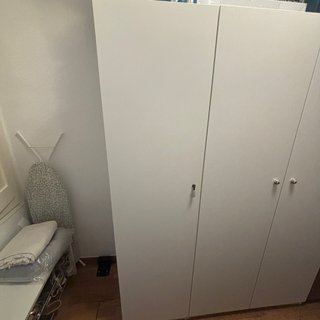 Conjunto de armarios de color blanco