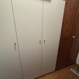Conjunto de armarios de color blanco
