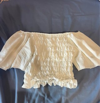 Top blanco con volantes y mangas acampanadas