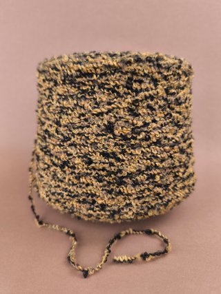 Cono de Lana Bucle Negro y Ocre