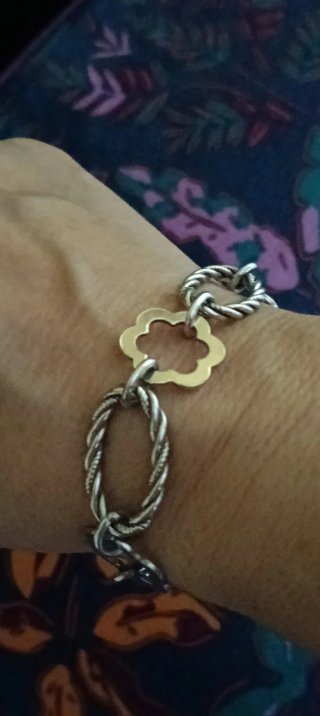 Pulsera de plata de ley con detalle floral