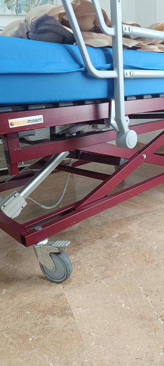 Cama de enfermo elevable y articulada