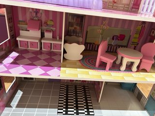 Casita de muñecas rosa. Viene con complementos.