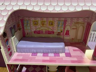 Casita de muñecas rosa. Viene con complementos.