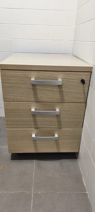 Cajonera de madera con llave
