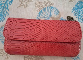 Bolso de mano piel serpiente rojo