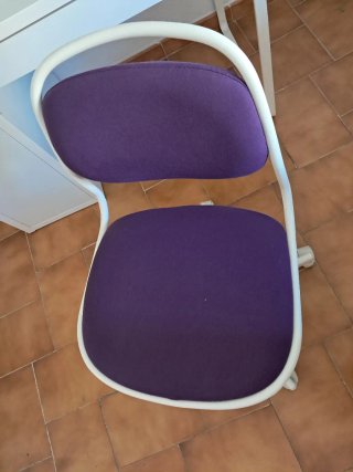 Silla de escritorio IKEA morada con ruedas