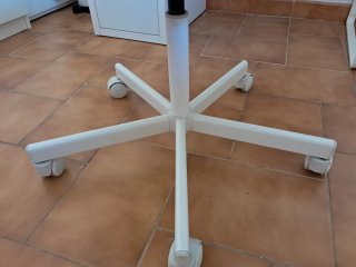 Silla de escritorio IKEA morada con ruedas