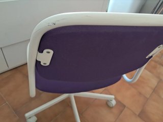 Silla de escritorio IKEA morada con ruedas