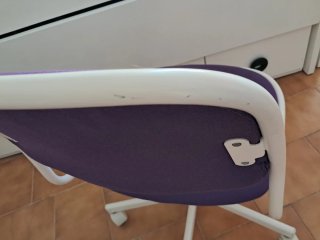 Silla de escritorio IKEA morada con ruedas