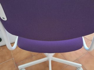 Silla de escritorio IKEA morada con ruedas