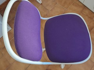 Silla de escritorio IKEA morada con ruedas