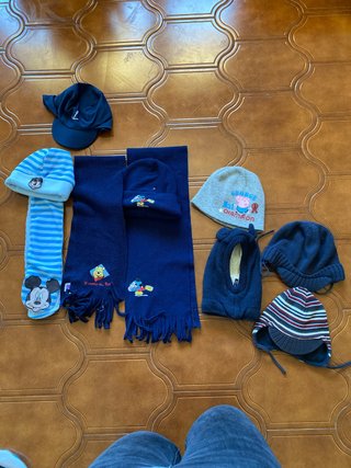Lote gorros y bufanda invierno infantil