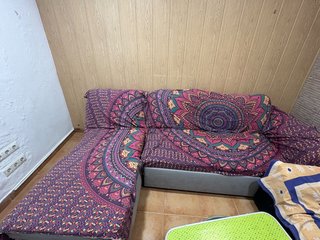 Sofá cama modular gris con funda morada