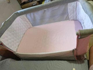 Minicuna rosa con ruedas