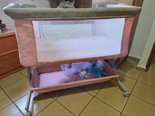 Minicuna rosa con ruedas