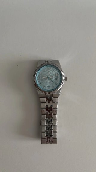 Reloj de Pulsera Plateado con Esfera Turquesa