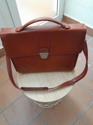 Maletín de piel marrón para hombre.