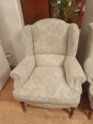 2 Sillones Orejeros con Patas de Madera
