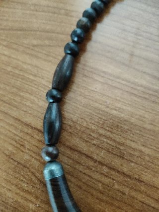 Collana in legno decorata
