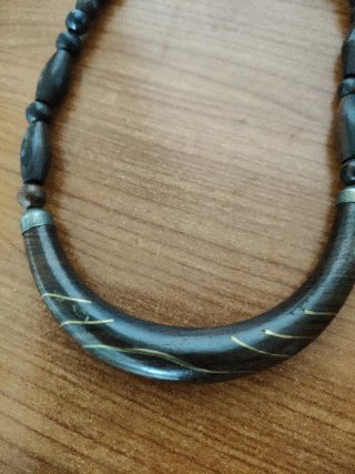 Collana in legno decorata
