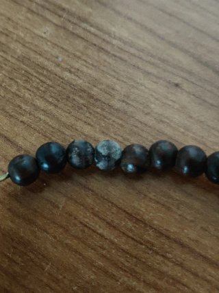 Collana in legno decorata