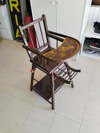Antigua trona de madera con detalles dorados