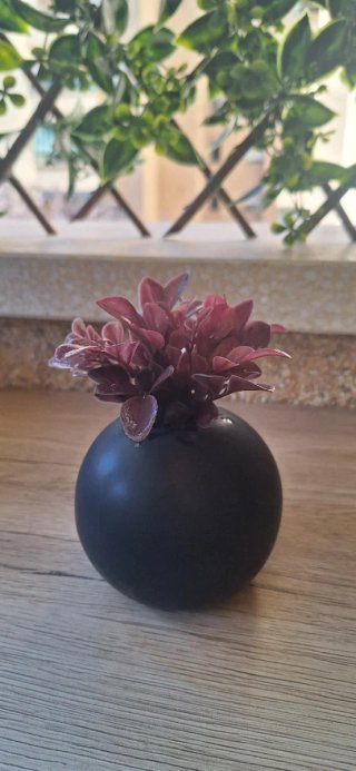 Jarrón decorativo pequeño negro con flores