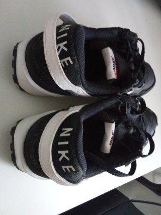 2 Pares de Zapatillas Nike la negra un 43 pequeño