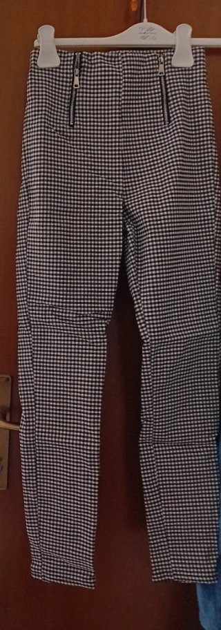 Pantaloni a quadri bianchi e neri