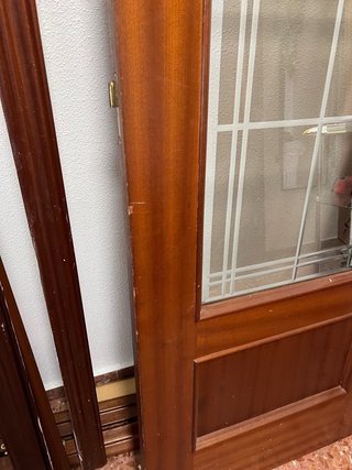 Puerta interior de madera color nogal con cristal