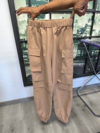 Pantalón cargo beige mujer