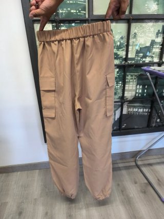 Pantalón cargo beige mujer