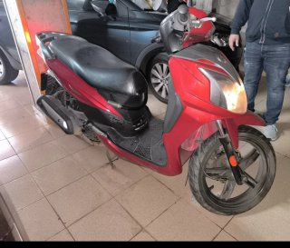 Moto Sym 125 Scooter Roja y Negra