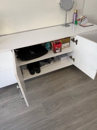 Mueble TV moderno blanco y plateado