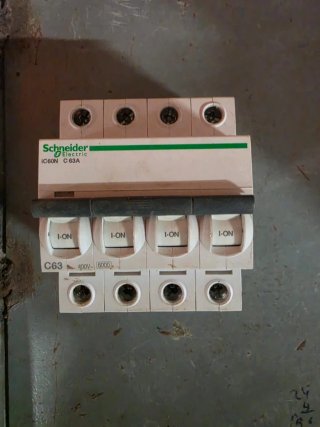 Interruptor Magnetotérmico Schneider iC60N 4P C63