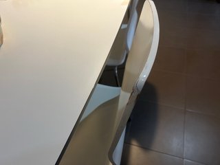 Mesa blanca con 4 sillas