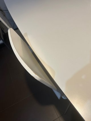 Mesa blanca con 4 sillas