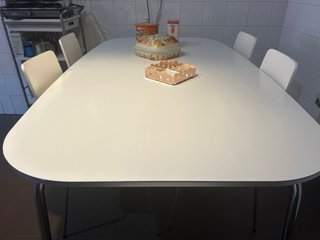 Mesa blanca con 4 sillas